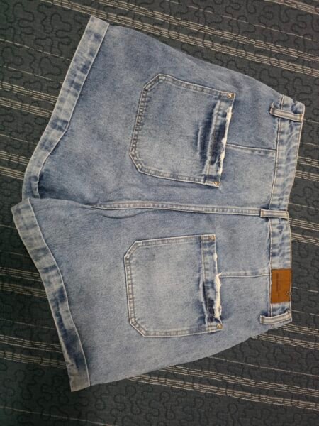 Short jeans destroyed