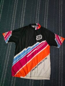 Camisa de ciclismo manga curta com zíper e bolsos traseiros