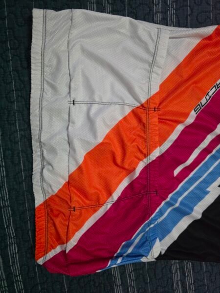 Camisa de ciclismo manga curta com zíper e bolsos traseiros