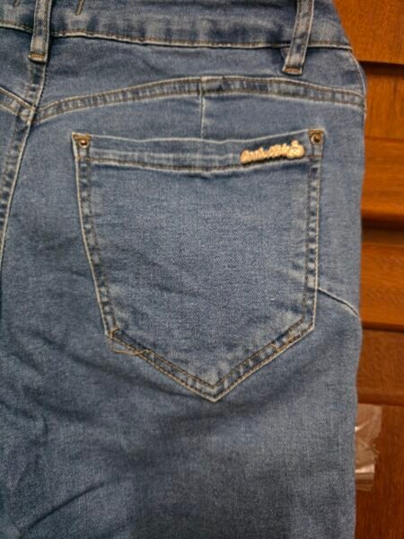 Calça jeans Cool Hit cintura alta com cinco botões – Tamanho 40