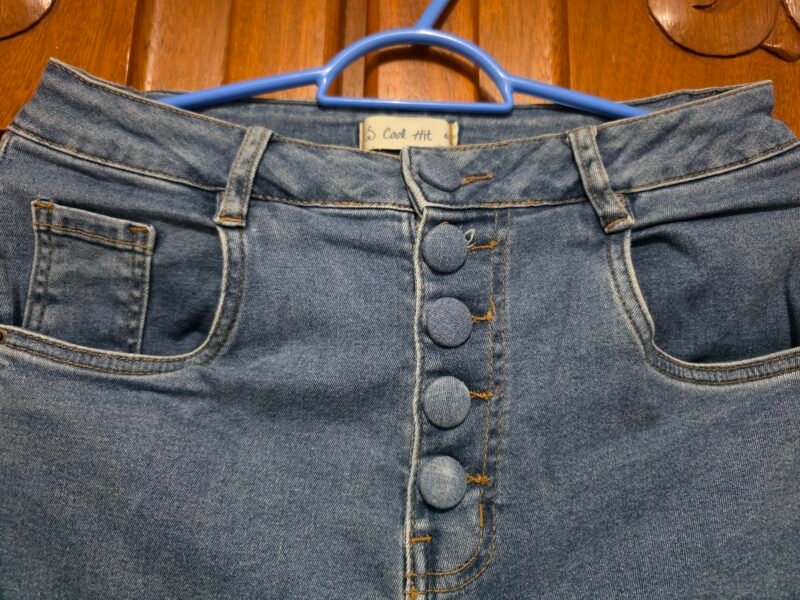 Calça jeans Cool Hit cintura alta com cinco botões – Tamanho 40