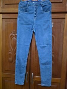 Calça jeans Cool Hit cintura alta com cinco botões – Tamanho 40