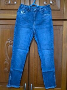 Calça jeans skinny destroyed com zíper na barra