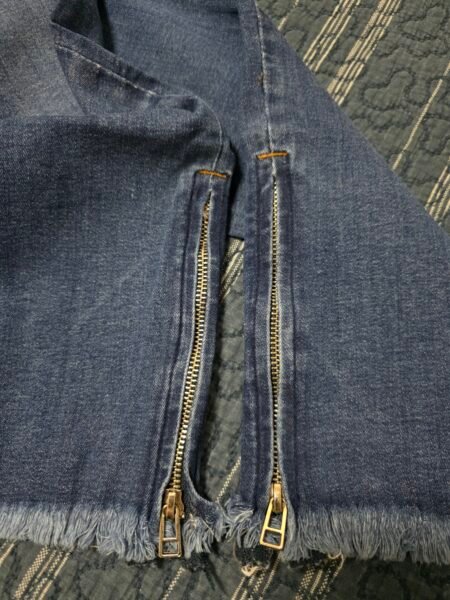 Calça jeans skinny destroyed com zíper na barra