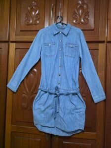 Vestido chemise jeans Bebela com faixa – tamanho M